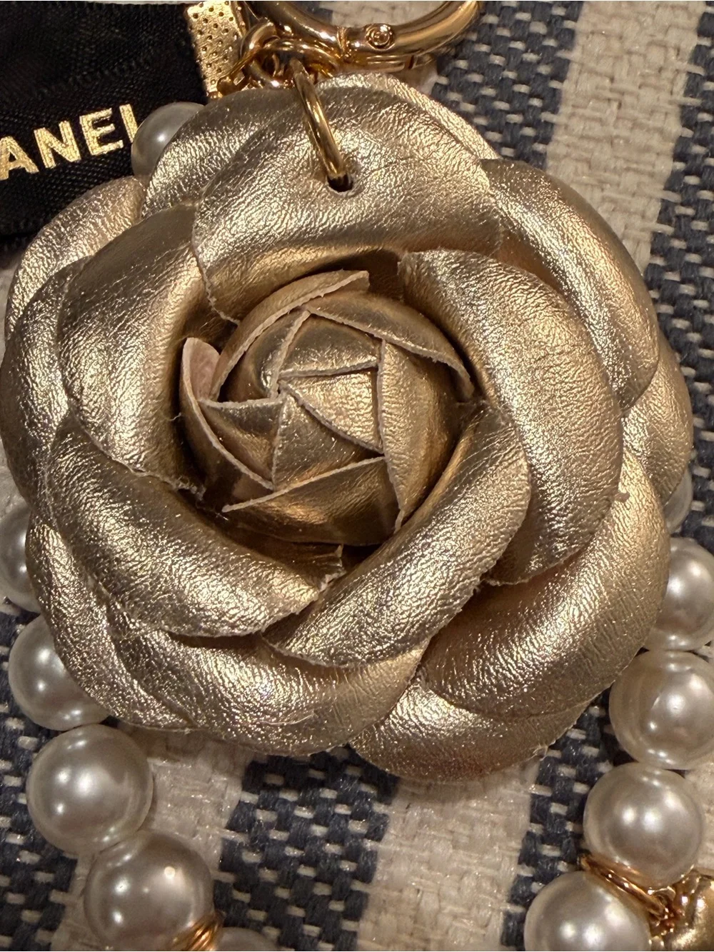 CHANEL Beaute VIP/ GWP Gold Camellia Pearl and Ribbon Keyring Charm 🖤💛🖤💛
